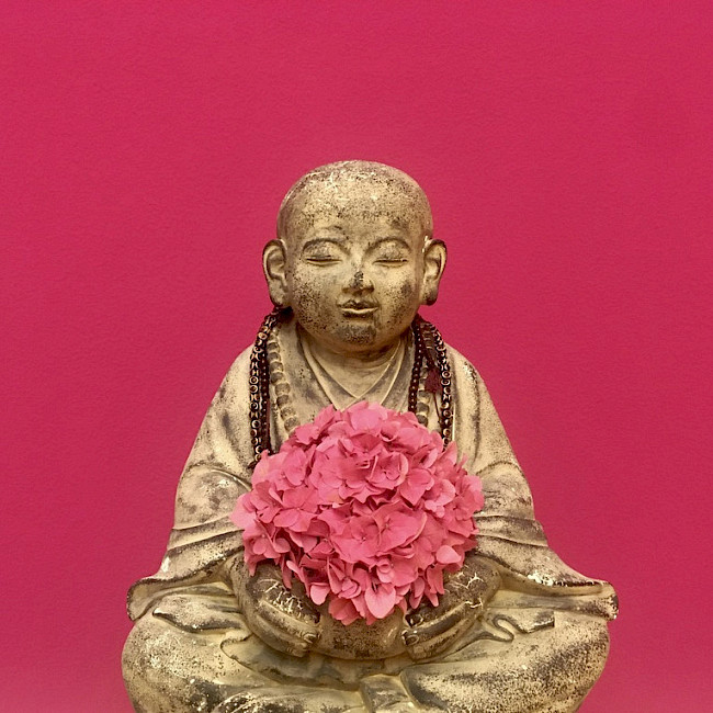 buddha_vor_magenta.jpg->description
